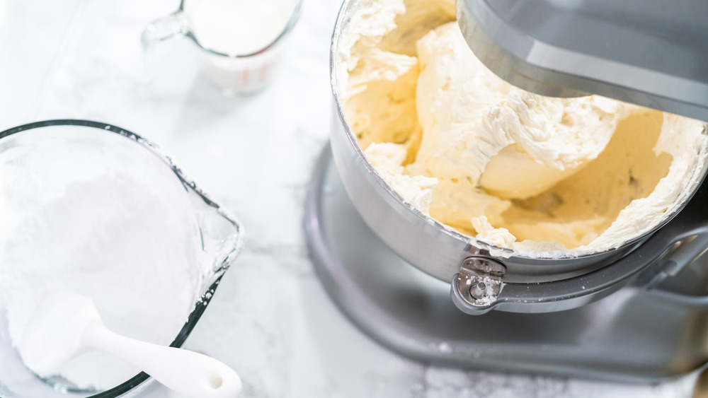 Buttercream icing preparations with a mixer