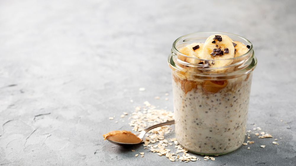 Overnight oats with peanut butter and bananas 