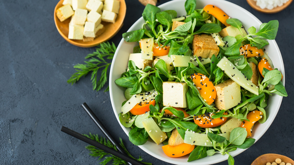 Fresh salad with tofu and cheese