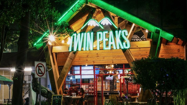 Twin Peaks restaurant