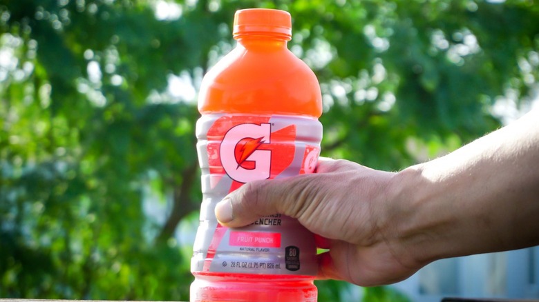 Placing a bottle of Gatorade on a table