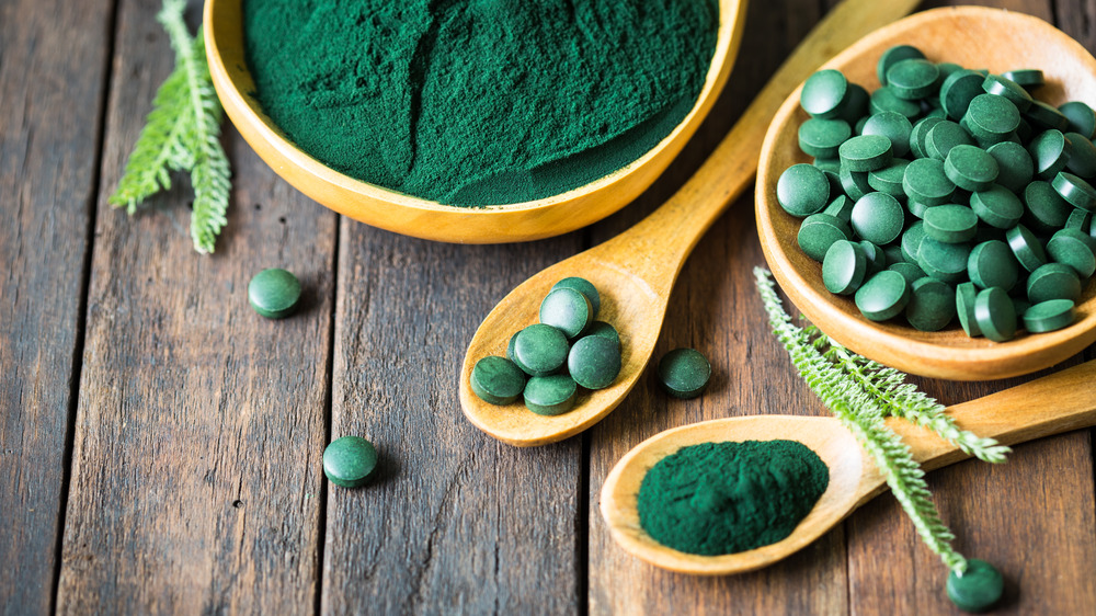 Spirulina powder and tablets