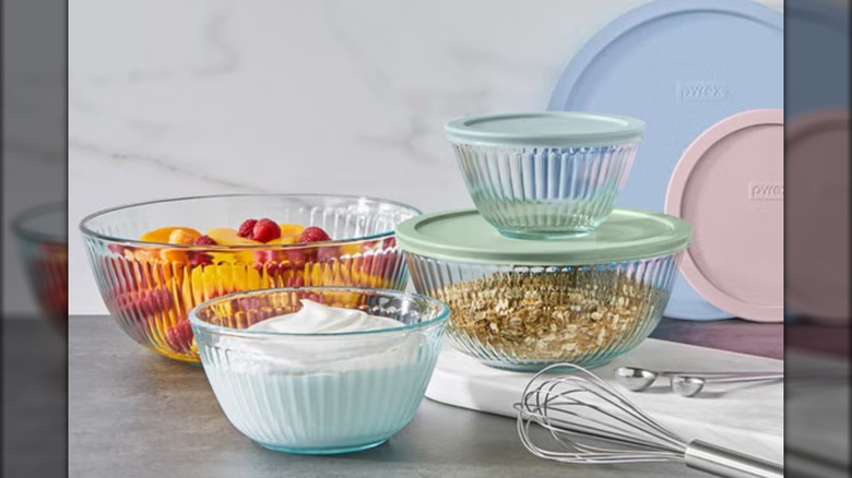 A Pyrex mixing bowl set with accompanying lids.