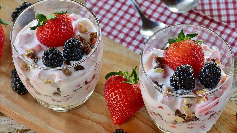 Yogurt fruit parfait