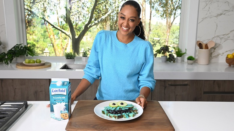 tia mowry with cookie monster pancakes