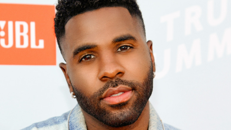 Jason Derulo posing at an event.