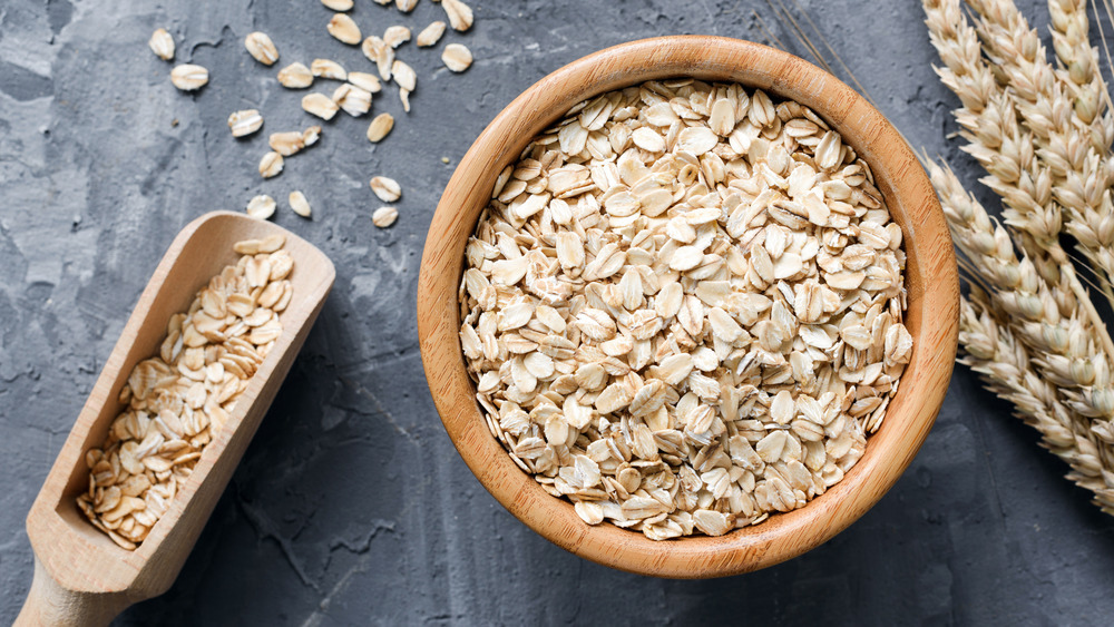 Bowl of uncooked oatmeal