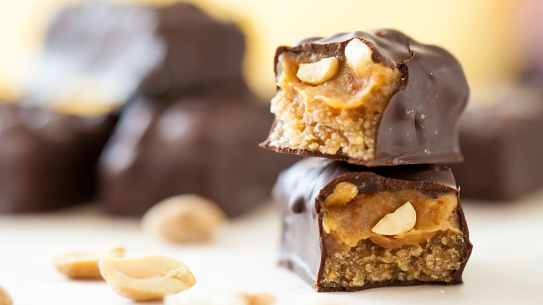 Candy bar with date filling 