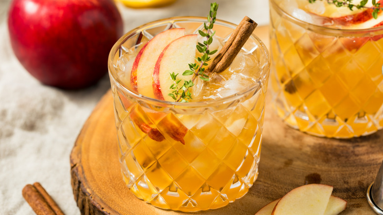 Bourbon cocktail with apple slices