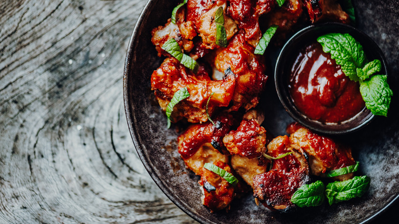 barbecue thighs on round plate