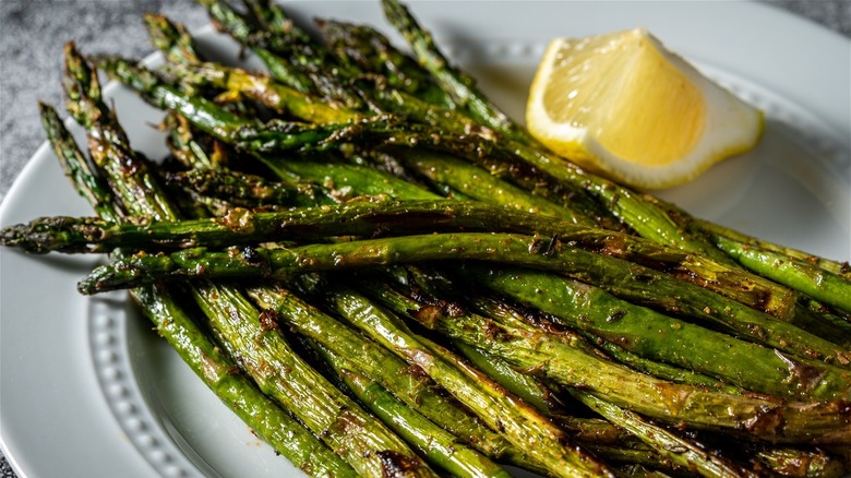 cooked asparagus spears