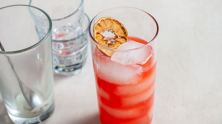 cocktail garibaldi avec garniture d'orange