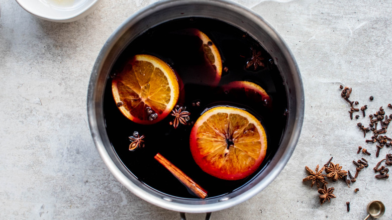   gluhwein tradicional en una olla