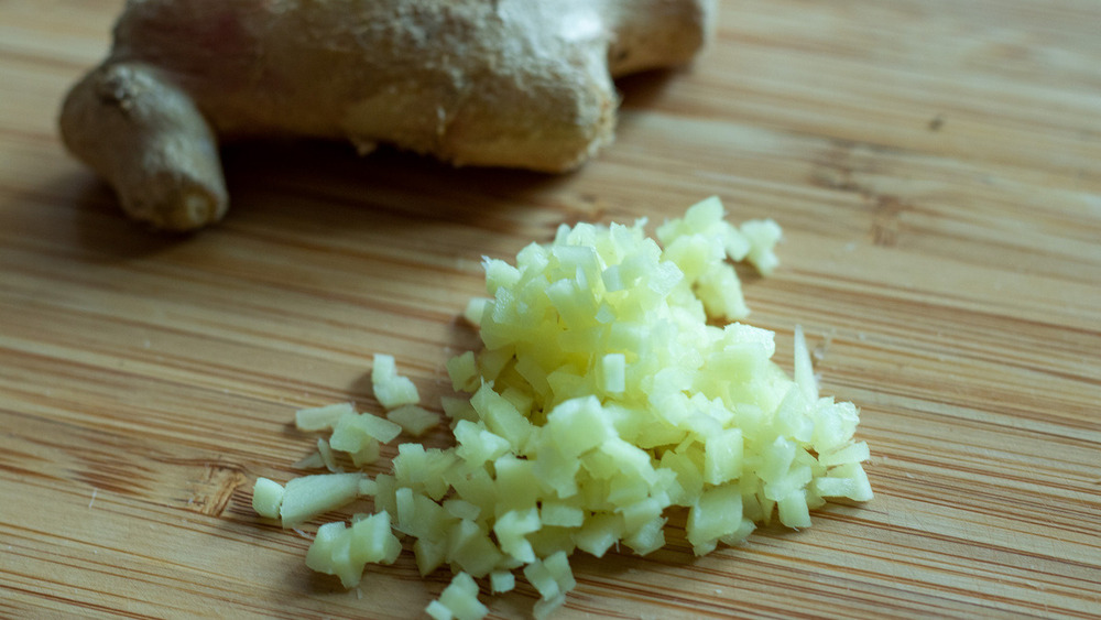 Whole and minced ginger for traditional jajangmyeon