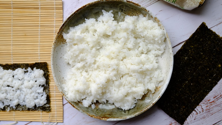 riz à sushi traditionnel dans un bol 
