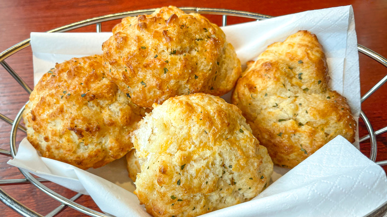 Red Lobster Cheddar Bay biscuits in restaurant basket