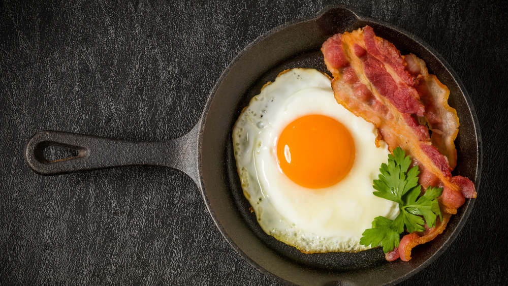 Eggs bacon cast iron skillet