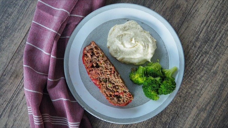 meatloaf on blue plate