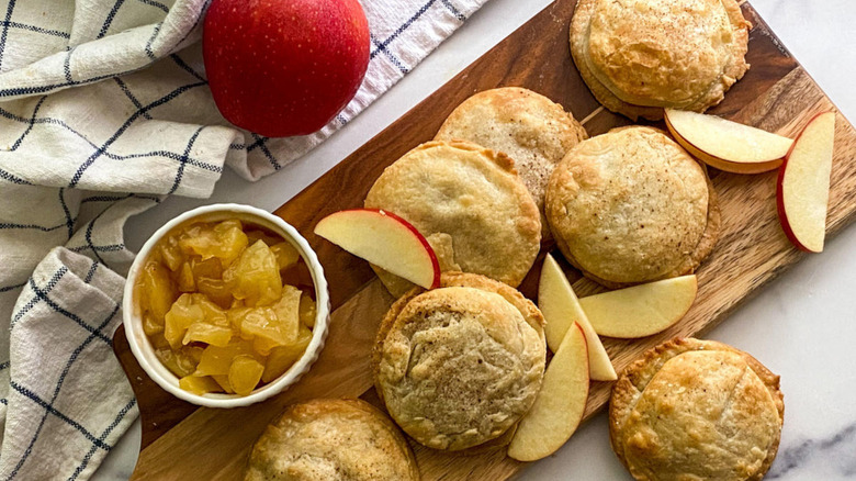 apple pie cookies with apple slices