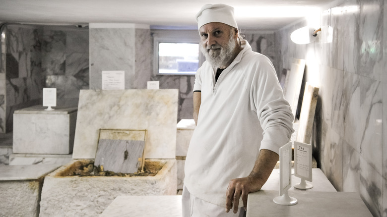 Aging lard in Carrara marble