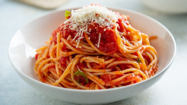 A plate of spaghetti in a bowl 