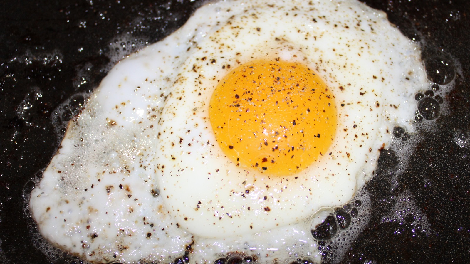 Twitter Is Torn Over Whether Eggs Are Better SunnySide Up Or Scrambled