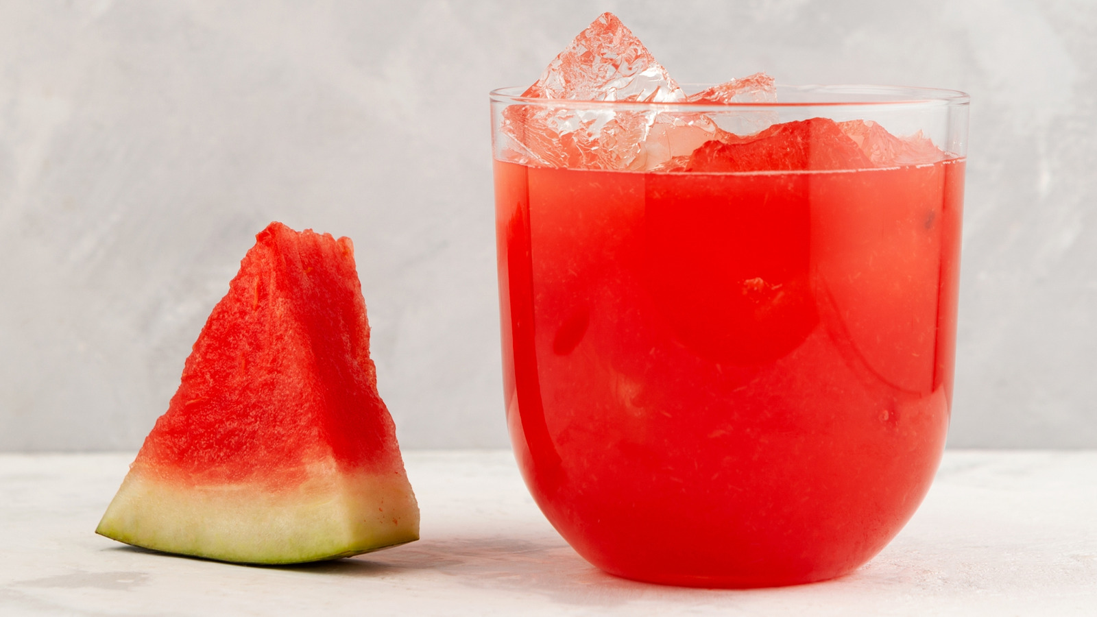 <a href="https://www.mashed.com/2187398/two-ingredient-watermelon-cocktail-summer-days/" target="_blank">All You Need For This Refreshing Watermelon Cocktail Is 2 Ingredients</a>