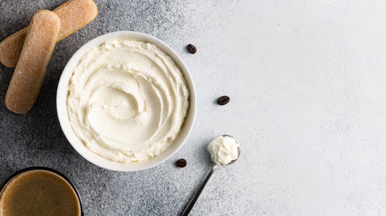 mascarpone in bowl with biscuits