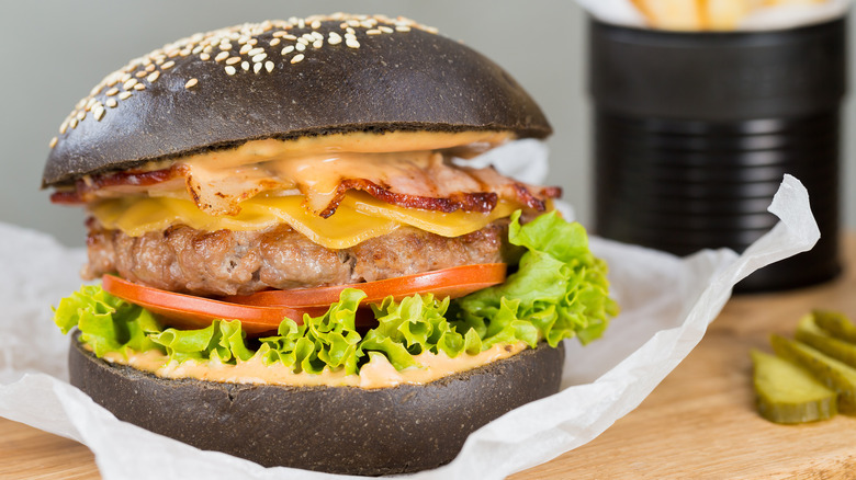 burger with black bun