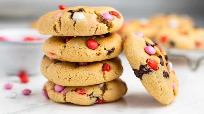 biscuits m&ms de la saint-valentin sur le comptoir 