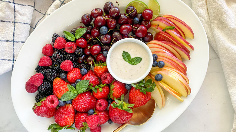 vanilla yogurt dip with strawberries