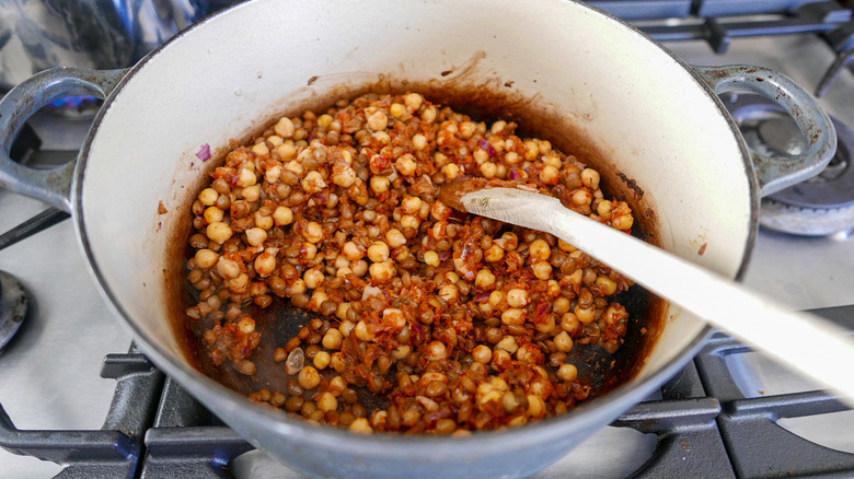 pot of cooked legunmes