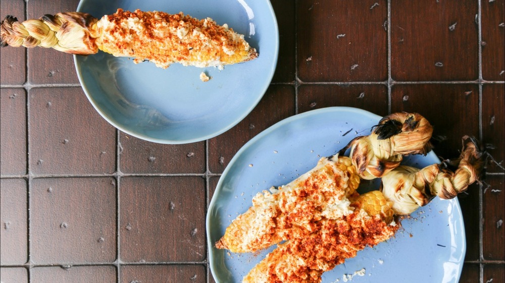 elotes mexican street corn on blue plates