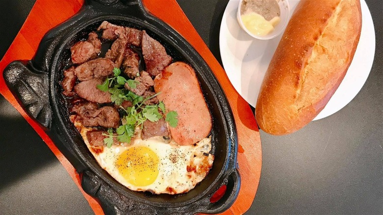 Vietnamese bò né with French baguette