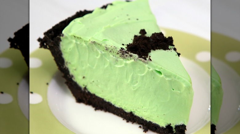 close-up of grasshopper pie with cookies