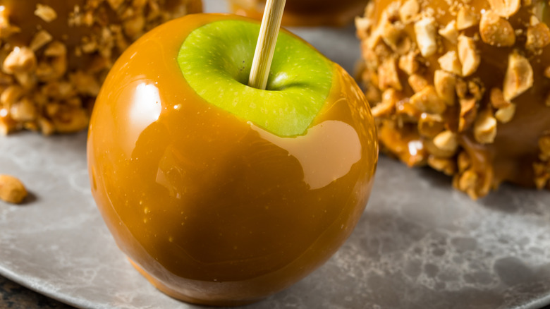 tray of caramel apples