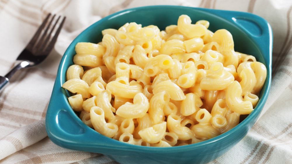 mac and cheese in a blue bowl