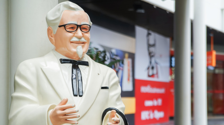 A Colonel Sanders statue