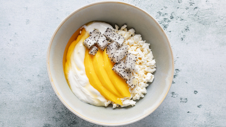 Cottage cheese with mango and dragonfruit