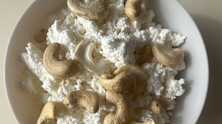 Cottage cheese and cashews
