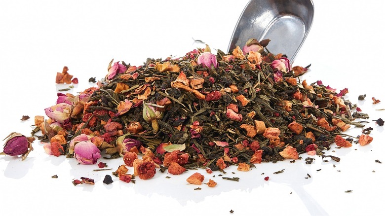 Scooping loose leaf tea