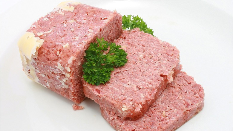 Sliced corned beef with garnish