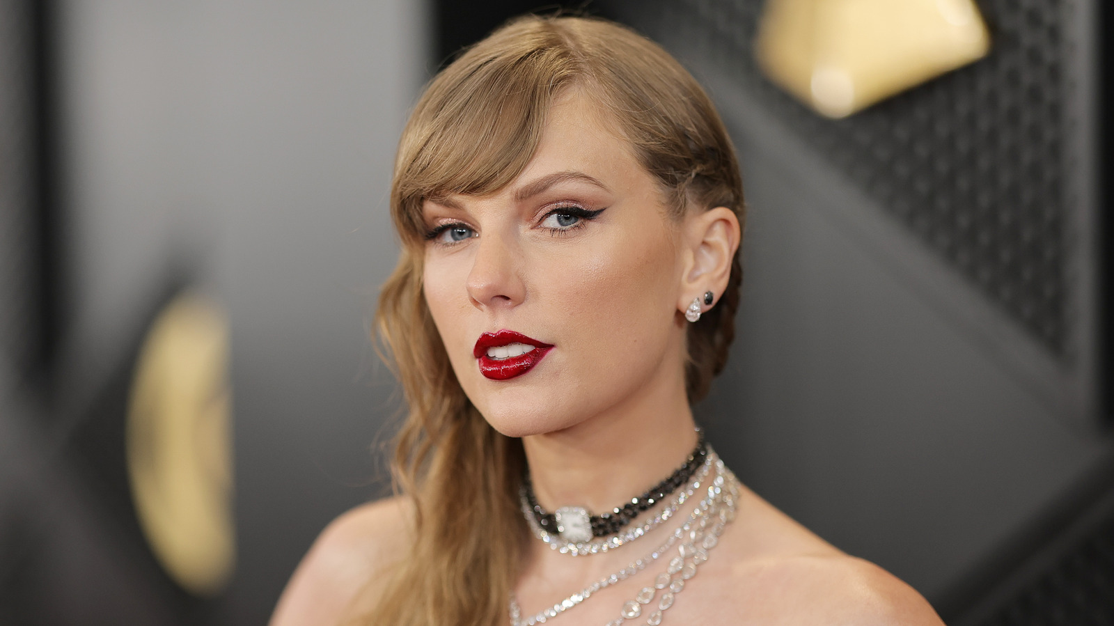 We Think We Know The Bar Taylor Swift References In The Black Dog