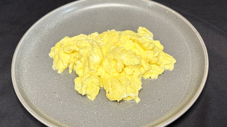Scrambled eggs on grey plate