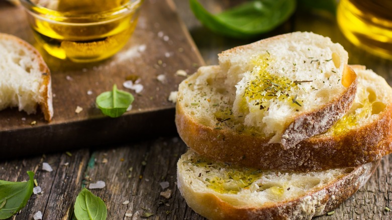 Olive oil and bread 