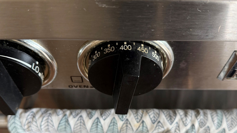 Oven temperature knob set to 400 F
