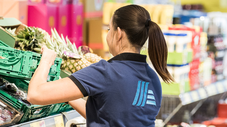 aldi employee stocking