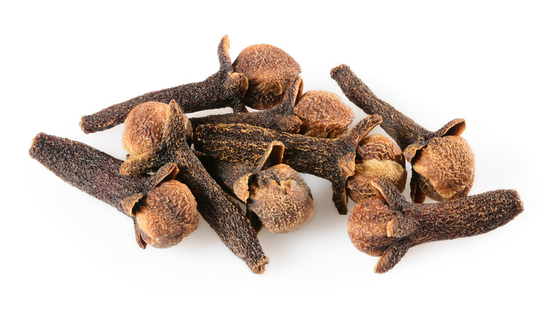 A little pile of dried, whole cloves 