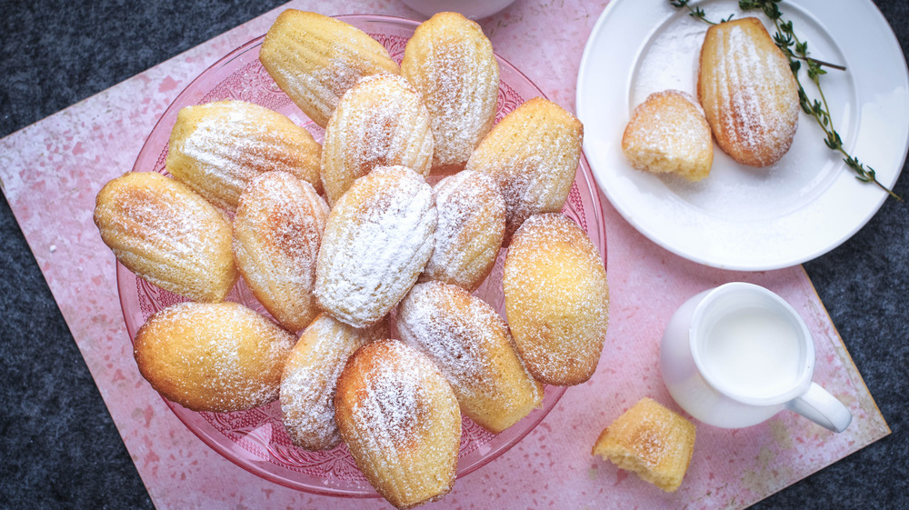 Madeleines with powdered sugar