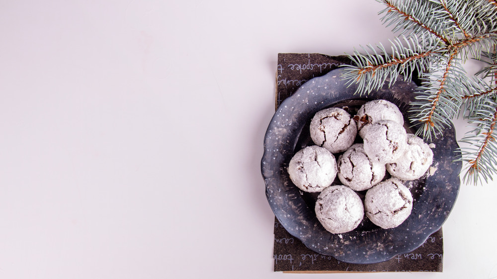 Plate of Mexican wedding cookies